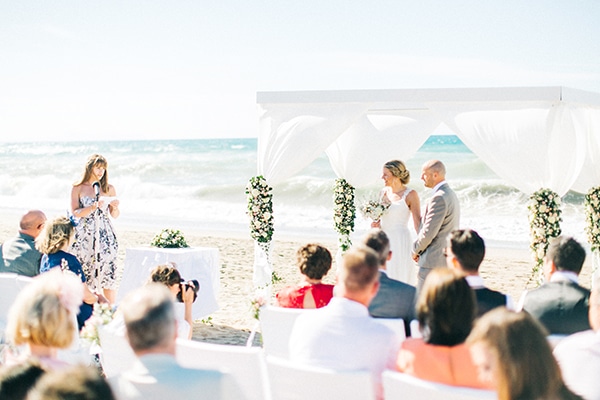 Στολισμος δεξιωσης διπλα απο τη θαλασσα