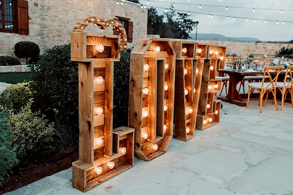 Πρωτοτυπη ιδεα με φωτεινα γραμματα