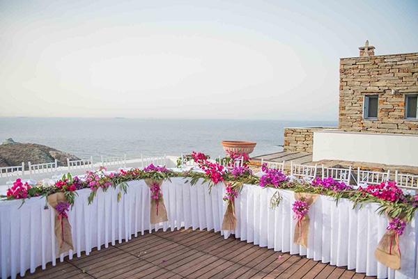 Διακοσμηση τραπεζιου δεξιωσης με λινατσα και μπουκαμβιλια Διακοσμηση τραπεζιου δεξιωσης με λινατσα και μπουκαμβιλια