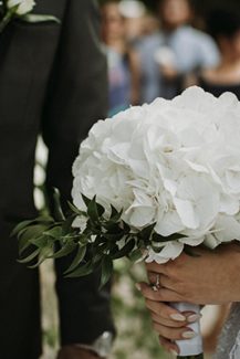 Νυφική ανθοδέσμη με ορτάνσιες σε λευκό χρώμα Νυφική ανθοδέσμη με ορτάνσιες σε λευκό χρώμα