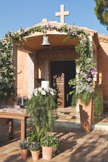 Πανεμορφος στολισμος εκκλησιας