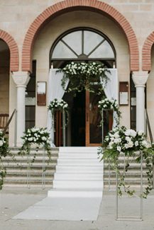 Στολισμος εκκλησιας με ομορφες ανθοστηλες Στολισμος εκκλησιας με ομορφες ανθοστηλες