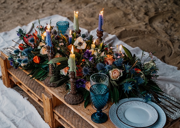 Ξυλινο τραπεζι διακοσμημενο με ενα υπεροχο centerpiece