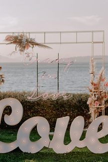 Πανεμορφη μεταλλικη κατασκευη διακοσμημενη με pampass grass