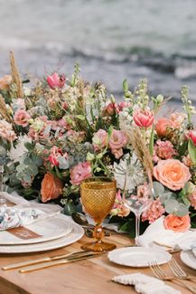 Πανέμορφος στολισμός γαμήλιου τραπεζιού σε κοραλί αποχρώσεις Πανέμορφος στολισμός γαμήλιου τραπεζιού σε κοραλί αποχρώσεις