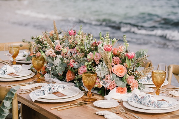 Πανέμορφος στολισμός γαμήλιου τραπεζιού σε κοραλί αποχρώσεις