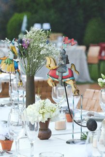 Στολισμος δεξιωσης με μικρα μπουκετακια λουλουδιων