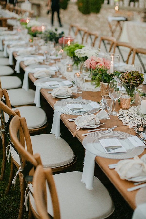 Διακοσμηση ξυλινων τραπεζιων απο φρεσκα λουλουδια Διακοσμηση ξυλινων τραπεζιων απο φρεσκα λουλουδια