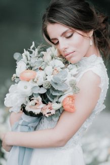 Πανέμορφη νυφική ανθοδέσμη σε απαλούς χρωματισμούς Πανέμορφη νυφική ανθοδέσμη σε απαλούς χρωματισμούς