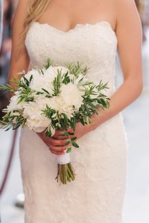 Πανέμορφη ανθοδέσμη με φύλλα ελιάς Πανέμορφη ανθοδέσμη με φύλλα ελιάς