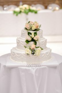 Τούρτα γάμου με φρέσκα λουλούδια Τούρτα γάμου με φρέσκα λουλούδια