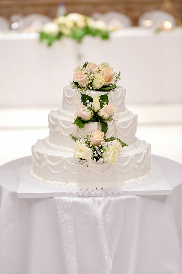 Τούρτα γάμου με φρέσκα λουλούδια Τούρτα γάμου με φρέσκα λουλούδια