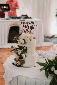 Τούρτα γάμου με λουλούδια