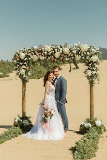 Ξυλινη αψιδα με λουλουδια σε παστελ αποχρωσεις