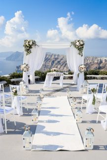 Υπεροχη αψιδα διακοσμημενη με φρεσκα λουλουδια Υπεροχη αψιδα διακοσμημενη με φρεσκα λουλουδια