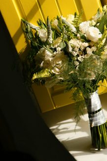 Νυφική ανθοδέσμη με λευκά λουλούδια Νυφική ανθοδέσμη με λευκά λουλούδια