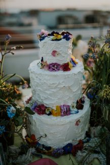 Λευκή τούρτα γάμου Λευκή τούρτα γάμου