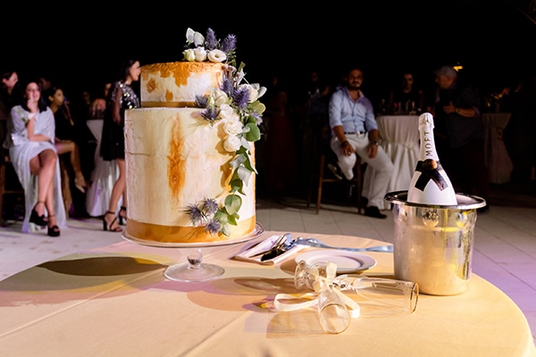 Τούρτα γάμου με δυο ορόφους Τούρτα γάμου με δυο ορόφους