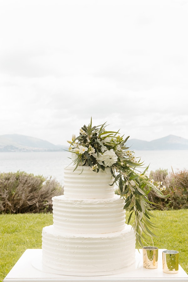 Λευκή τούρτα γάμου με λουλούδια