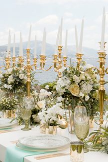 Στολισμος τραπεζιου με χρυσα κηροπηγια Στολισμος τραπεζιου με χρυσα κηροπηγια