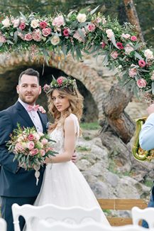 Εντυπωσιακη λουλουδενια αψιδα σε κυκλικο σχημα