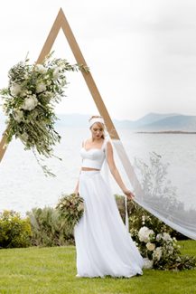 Ξυλινη, τριγωνικη αψιδα με λουλουδια