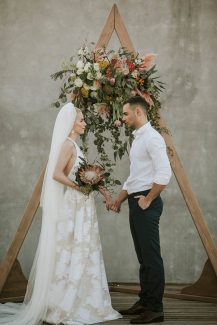 Εντυπωσιακη ξυλινη αψιδα με πανεμορφη συνθεση λουλουδιων