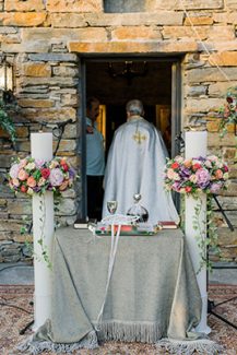 Στολισμος εκκλησιας με πανεμορφες ανθοσυνθεσεις