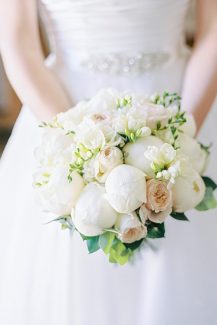 Νυφική ανθοδέσμη με παιώνιες και άλλα άνθη σε παλ αποχρώσεις