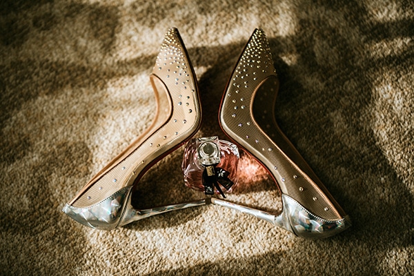 Μοντέρνα νυφικά παπούτσια με στρας