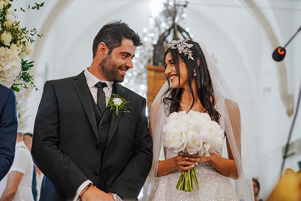 Πανέμορφη νυφική ανθοδέσμη με παιώνιες