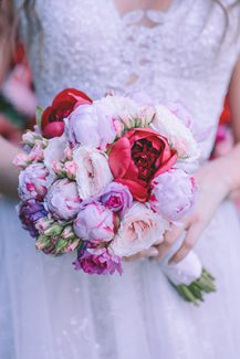 Πανέμορφη νυφική ανθοδέσμη από παιώνιες σε αποχρώσεις του ροζ και κόκκινου Πανέμορφη νυφική ανθοδέσμη από παιώνιες σε αποχρώσεις του ροζ και κόκκινου