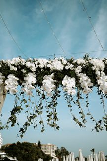 Elegant αψιδα στολισμενη με  λευκες ορχιδεες