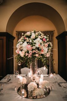 Ξεχωριστος στολισμος τραπεζιου με λουλουδια και κερια Ξεχωριστος στολισμος τραπεζιου με λουλουδια και κερια