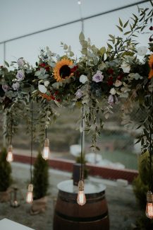 Ρομαντικος στολισμος δεξιωσης με string lights, εποχικα λουλουδια και ευκαλυπτο