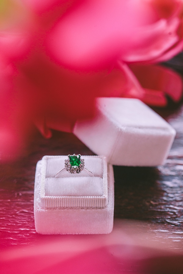 Πανεμορφο κουτακι για μονοπετρο