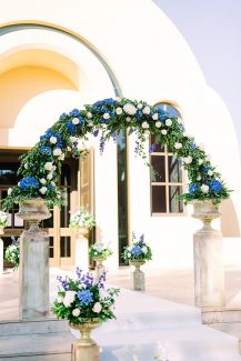 Πανέμορφος στολισμός δεξίωσης με αψίδα από μπλε ορτανσίες Πανέμορφος στολισμός δεξίωσης με αψίδα από μπλε ορτανσίες