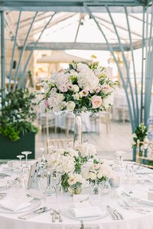 Διακοσμηση τραπεζιου με πανεμορφες ανθοσυνθεσεις Διακοσμηση τραπεζιου με πανεμορφες ανθοσυνθεσεις