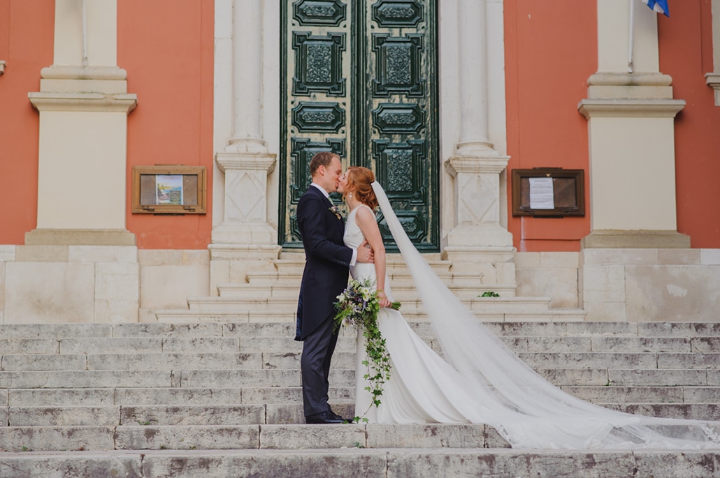 Ρουστίκ καλοκαιρινός γάμος στην Κέρκυρα με εντυπωσιακό ανθοστολισμό | Charlotte & Αλέξανδρος