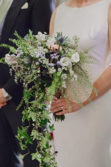 Ιδιαίτερη νυφική ανθοδέσμη με ποικίλα λουλούδια Ιδιαίτερη νυφική ανθοδέσμη με ποικίλα λουλούδια