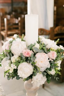 Στολισμός λαμπάδας με στεφανάκι λουλουδιών Στολισμός λαμπάδας με στεφανάκι λουλουδιών