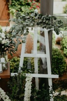 Ρουστικ πινακας καλωσορισματος καλεσμενων με φυλλα ευκαλυπτου