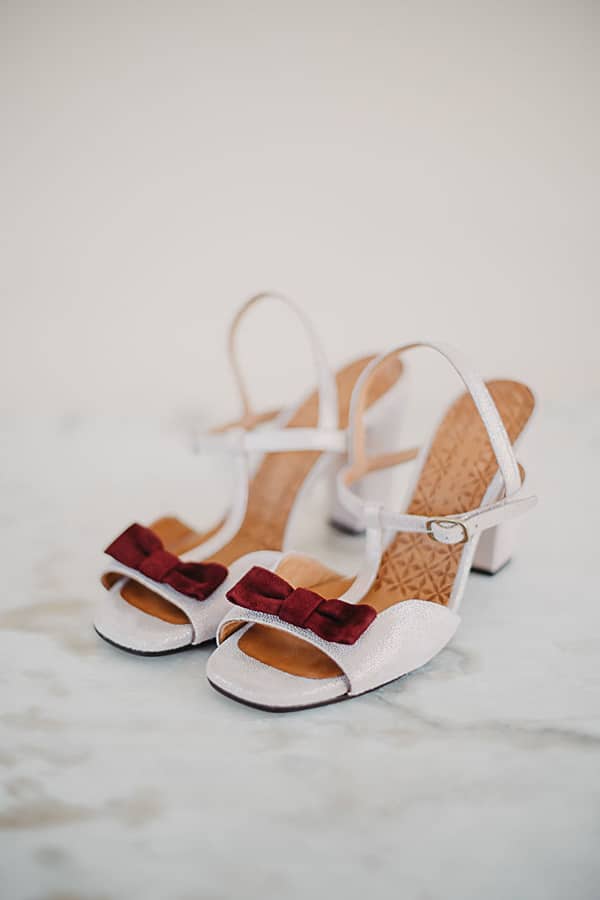 Νυφικά παπούτσια με κόκκινη λεπτομέρεια Νυφικά παπούτσια με κόκκινη λεπτομέρεια