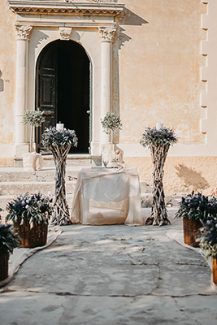 Στολισμος εκκλησιας με λεβαντα και γαϊδουραγκαθο