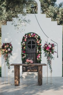 Πανεμορφος στολισμος εκκλησιας με ανθοσυνθεσεις Πανεμορφος στολισμος εκκλησιας με ανθοσυνθεσεις