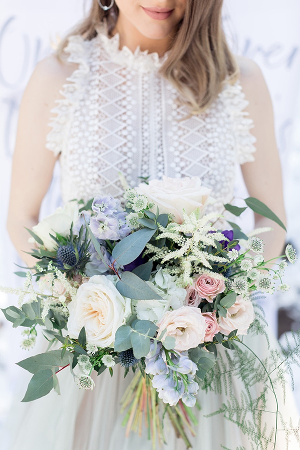 Πανέμορφη νυφική ανθοδέσμη σε απαλές αποχρώσεις