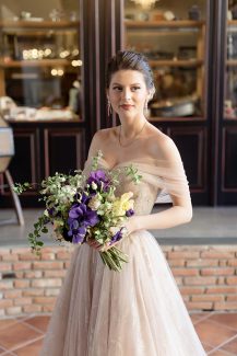 Ασύμμετρη νυφική ανθοδέσμη