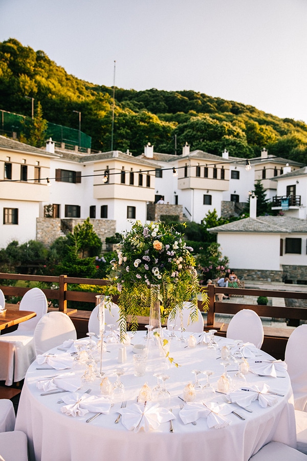 Πανεμορφος στολισμος τραπεζιου με μπουκετο λουλουδιων