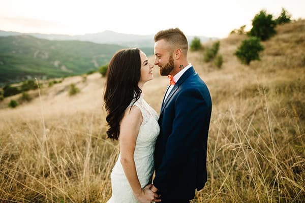 Ρομαντικός καλοκαιρινός γάμος στην Κοζάνη σε λευκές αποχρώσεις