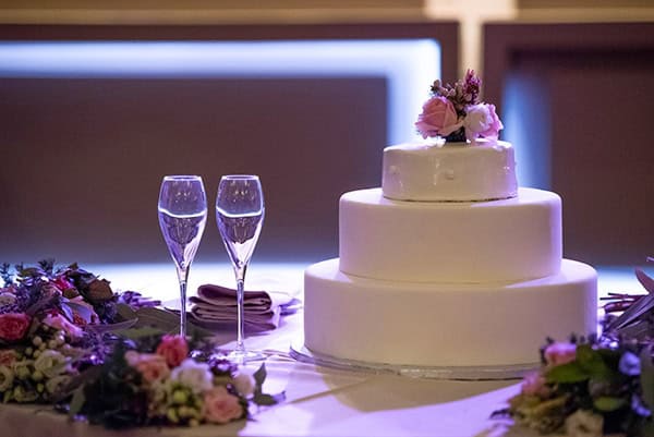 Ολόλευκη τούρτα γάμου Ολόλευκη τούρτα γάμου